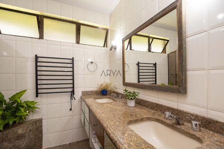 5_photo/94dce184bf.1d0d827e26d2d819-ATLAS-dc940bc5-7ea7-4450-bc97-d7d42be933af.jpg de casa à venda com 4 quartos, 299m² em Santo Inácio, Curitiba