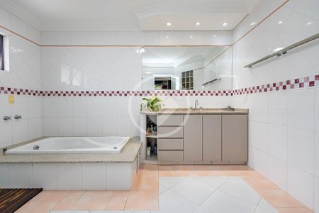 31_photo/94dce190cf.56f87905458f71eb-ATLAS-d75f8779-3521-4bd8-b68e-6cc8024916cf.jpg de casa à venda com 6 quartos, 426m² em Santa Felicidade, Curitiba