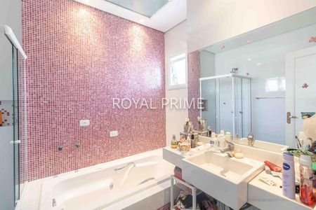 8_photo/94dce1ae05.6c6579b50c0143d1-ATLAS-e31e5f22-cb03-4cdc-99ec-0cffd9970f71.jpg de casa de condomínio à venda com 4 quartos, 402m² em Santa Felicidade, Curitiba