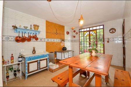 16_photo/94dce1baeb.e6f02a1e96aef2b1-ATLAS-c7bc3030-7eeb-4fbb-b2ff-3977ebad1779.jpg de casa à venda com 4 quartos, 236m² em Santa Felicidade, Curitiba