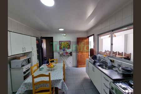 5_photo/94dce1c8b1.ec7180ed9404f823-ATLAS-cc2cf7b1-a580-4c4d-a97d-90fcb7db5a76.jpg de casa à venda com 3 quartos, 212m² em São Braz, Curitiba