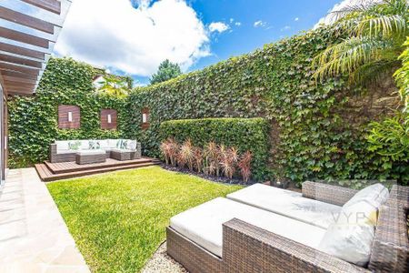 31_photo/94dce1c929.3dd3773e8f357d1e-ATLAS-0a106646-4a8b-403c-9fbe-ecc399a663c5.jpg de casa à venda com 4 quartos, 305m² em Santa Felicidade, Curitiba