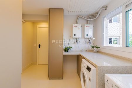 7_photo/94dce2189d.92962df0b75f5906-ATLAS-144bc686-a2ea-45fc-82d2-1ca8f865bff6.jpg de apartamento à venda com 3 quartos, 182m² em Campo Comprido, Curitiba