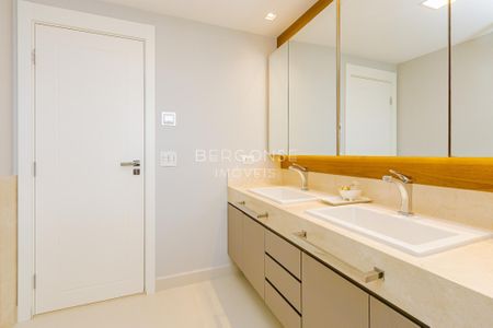 2_photo/94dce2189d.92962df0b75f5906-ATLAS-4a938197-a9d8-4b16-bed3-59a9e78bb36b.jpg de apartamento à venda com 3 quartos, 182m² em Campo Comprido, Curitiba
