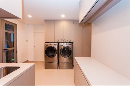 32_photo/94dce22461.8e338708da0e96a2-ATLAS-8ff11f71-5df2-46da-9c7a-f380a251a85a.jpg de apartamento à venda com 3 quartos, 431m² em Campina do Siqueira, Curitiba