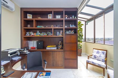 12_photo/94dce22c2b.6a2cde5a9a9595ab-ATLAS-13a68392-c865-438e-982c-bfd0a81a6055.jpg de apartamento à venda com 4 quartos, 406m² em Campina do Siqueira, Curitiba