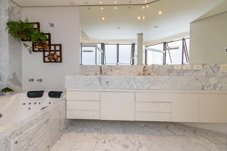 43_photo/94dce22c2f.0a1194eb6029b764-ATLAS-c39aba36-a9e5-46a9-bb0e-1f64ff00016f.jpg de apartamento à venda com 4 quartos, 406m² em Mossunguê, Curitiba