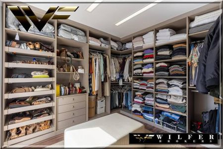 11_photo/94dce230bf.2a151fee16680804-ATLAS-a00a8f29-0763-4848-a082-200e7ff3b9e2.jpg de casa à venda com 3 quartos, 320m² em Campo Comprido, Curitiba