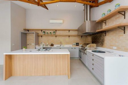 7_photo/94dce237cf.dab2038715a2b272-ATLAS-7cc3fffa-0371-424a-8530-44dc0bbcc0fc.jpg de casa de condomínio à venda com 4 quartos, 439m² em Campo Comprido, Curitiba