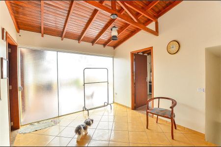 5_photo/94dce24245.4c9bae63603610fa-ATLAS-0b37fedb-68de-41b2-acee-6126760a7e7b.jpg de casa à venda com 5 quartos, 278m² em Campo Comprido, Curitiba