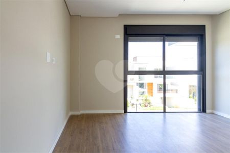 6_photo/94dce245b9.5e5216daf89ec24b-ATLAS-0f4f2f8d-3942-49c8-9c85-3cbb3d324706.jpg de casa de condomínio à venda com 3 quartos, 354m² em Campo Comprido, Curitiba