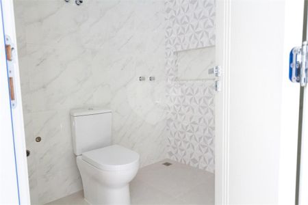 26_photo/94dce245b9.5e5216daf89ec24b-ATLAS-a79cedcf-0cfe-4594-8bac-53dcdfa7ea23.jpg de casa de condomínio à venda com 3 quartos, 354m² em Campo Comprido, Curitiba