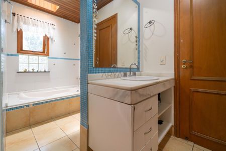 10_photo/94dce24783.9f389e5fbe0155e0-ATLAS-2430db40-4d3b-414f-85c7-7e7affea0e0e.jpg de casa à venda com 6 quartos, 352m² em Campo Comprido, Curitiba