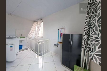 23_photo/94dce258bd.f0d246bad4da1cd5-ATLAS-d49187e7-71b6-43c1-af00-00df5ad449b0.jpg de casa à venda com 3 quartos, 90m² em Cidade Industrial de Curitiba, Curitiba