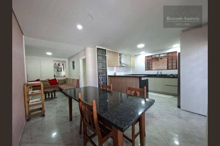 4_photo/94dce26c19.0524c8510f0f8401-ATLAS-da138eae-c36b-4db3-b989-7d34e9c806ad.jpg de casa à venda com 6 quartos, 270m² em Cidade Industrial de Curitiba, Curitiba