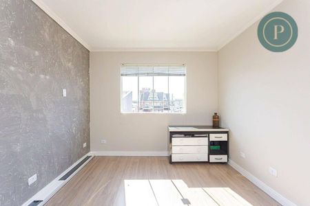 2_photo/94dce2e2f9.ec64b175066f932e-ATLAS-2c8084d1-147d-41c8-912e-4ecb1918d9c9.jpg de casa à venda com 3 quartos, 180m² em Fazendinha, Curitiba