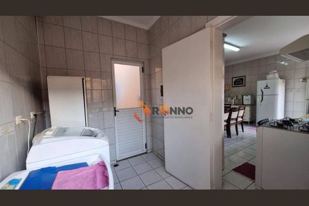 2_photo/94dce2e471.cbbfd4a03055828f-ATLAS-ab689feb-42ee-4829-96f6-83428b128af2.jpg de casa à venda com 4 quartos, 359m² em Fazendinha, Curitiba