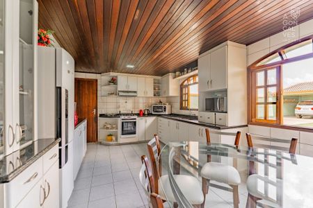 5_photo/94dce2ee17.f2ed236aecaa8a04-ATLAS-ff4a9af4-1c6e-4e0d-b87f-b169060d57ae.jpg de casa à venda com 5 quartos, 300m² em Cidade Industrial de Curitiba, Curitiba