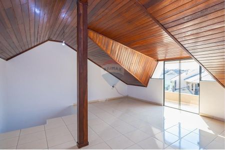 49_photo/94dce2f0f5.ad6cb26ada8414aa-ATLAS-b65fcc7c-80e5-4294-8ca0-887462bc2e6c.jpg de casa à venda com 3 quartos, 219m² em Cidade Industrial de Curitiba, Curitiba