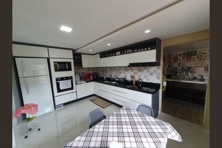 3_photo/94dce2f9ad.e6f02a1e96aef2b1-ATLAS-ab49be34-ccde-458c-9a1a-d9db00586f85.jpg de casa à venda com 4 quartos, 250m² em Campo Comprido, Curitiba