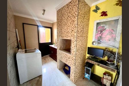 4_photo/94dce2fdb3.eb4747a7722cd593-ATLAS-1bec6bbf-6c2e-4107-b7f4-a8331bf6138c.jpg de casa à venda com 6 quartos, 250m² em Fazendinha, Curitiba