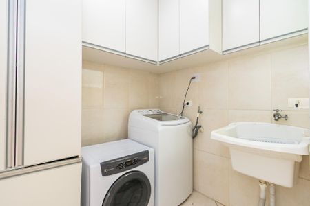 4_photo/94dce2fdb7.90de77f4d2423710-ATLAS-837ce139-bdbb-4b94-9dde-a635a57b07d0.jpg de casa à venda com 3 quartos, 229m² em Fazendinha, Curitiba