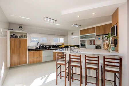 8_photo/94dce3369f.014d739fb69e46b1-ATLAS-1abef58f-7dcf-4c7c-9985-3c6ef8d0eb7b.jpg de casa à venda com 4 quartos, 350m² em Novo Mundo, Curitiba