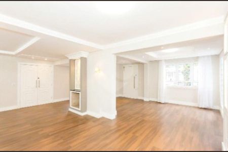 8_photo/94dce346c3.ceff8192393c33de-ATLAS-de69cd3c-e744-4294-977a-f62e8e8cf5cd.jpg de casa à venda com 3 quartos, 220m² em Novo Mundo, Curitiba