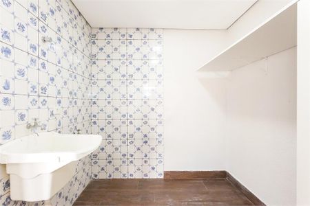 42_photo/94dce348e9.905d7f4245edae06-ATLAS-086fadcf-96e8-4357-ab2b-1efaa1842e6c.jpg de casa à venda com 3 quartos, 220m² em Novo Mundo, Curitiba