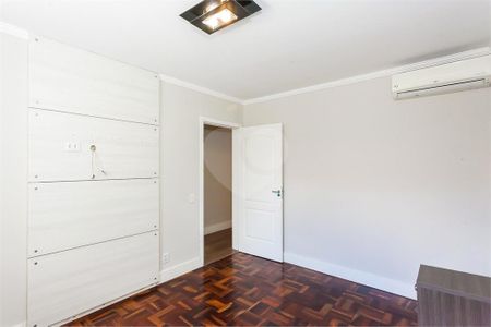 6_photo/94dce348e9.905d7f4245edae06-ATLAS-7d31e640-614f-43db-98de-7db15e0b0e3d.jpg de casa à venda com 3 quartos, 220m² em Novo Mundo, Curitiba