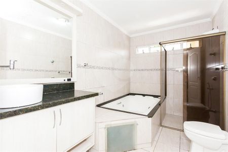 5_photo/94dce348e9.905d7f4245edae06-ATLAS-862351a5-77df-4aa3-825c-d233b675fa76.jpg de casa à venda com 3 quartos, 220m² em Novo Mundo, Curitiba