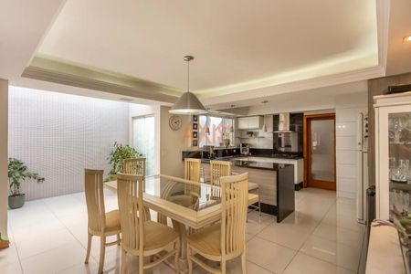 13_photo/94dce37d85.6f42d91f51f3b499-ATLAS-82b210fc-d90f-458e-91d3-cafbe167b73c.jpg de casa à venda com 4 quartos, 350m² em Água Verde, Curitiba