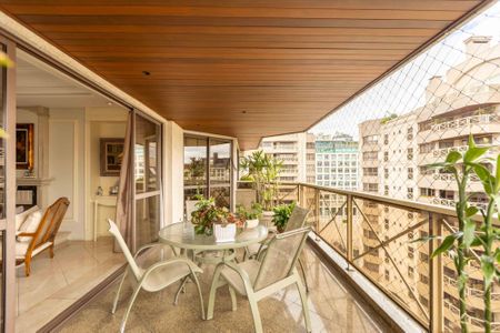 13_photo/94dce38a27.8e8acaa594fcfd06-ATLAS-4766a5e2-e21e-4040-b991-aace2d3296c3.jpg de apartamento à venda com 4 quartos, 444m² em Batel, Curitiba