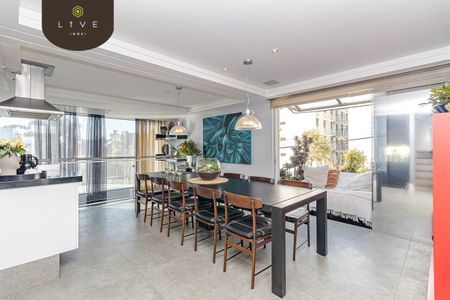 4_photo/94dce395a9.2a774ece37cbfa00-ATLAS-2f826fb6-6398-40d4-af00-2f7a6fb4c359.jpg de casa à venda com 3 quartos, 326m² em Centro, Curitiba