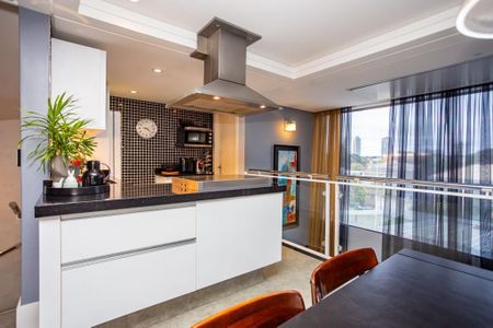 11_photo/94dce395a9.2a774ece37cbfa00-ATLAS-3cad1de1-1147-459c-8a8d-6f629d35f31d.jpg de casa à venda com 3 quartos, 326m² em Centro, Curitiba