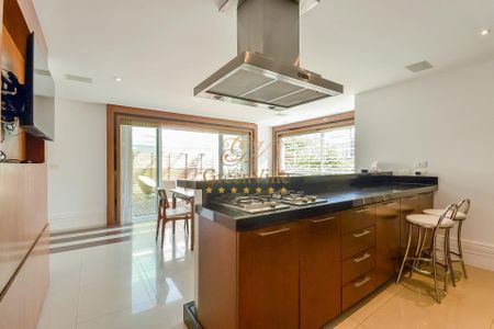 6_photo/94dce3b4c9.ceff8192393c33de-ATLAS-1f22cca7-449d-4e09-a909-9ec97c5eea6e.jpg de casa à venda com 4 quartos, 476m² em Campo Comprido, Curitiba