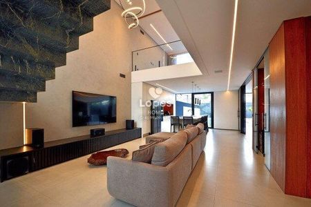 13_photo/94dce3b7a5.413b54f4bf74f905-ATLAS-b6b1d482-c7b8-4bfd-b5be-c4b1e7ae281c.jpg de casa à venda com 3 quartos, 389m² em Campo Comprido, Curitiba