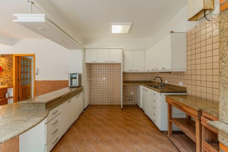 14_photo/94dce3cb17.7a37549eceeba21f-ATLAS-c668a71e-250f-4b44-a179-ca36baba7d30.jpg de casa à venda com 6 quartos, 353m² em Mossunguê, Curitiba