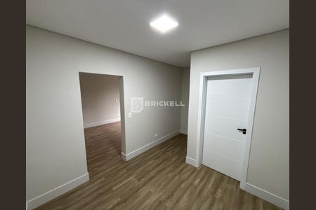 8_photo/94dce3e01d.8f3f2a47dd94676f-ATLAS-16d324da-6c68-4ad4-b008-ca710e56a853.jpg de casa à venda com 4 quartos, 371m² em Mercês, Curitiba