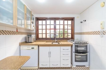 2_photo/94dce3e13f.577d6c233287952d-ATLAS-0fa716c4-bd0d-4c24-bf36-7ff155d7f230.jpg de casa à venda com 4 quartos, 300m² em Mercês, Curitiba