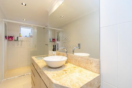 22_photo/94dce3e5ab.d7ef60e03d01fd59-ATLAS-ea6d3bb9-92e7-4ff1-8b72-0cb5fb1ccc25.jpg de casa à venda com 3 quartos, 239m² em Mercês, Curitiba