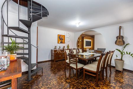 27_photo/94dce3e60f.41d999924f8b3a2a-ATLAS-7c9ece7c-d83c-48da-a467-b2fe562b8595.jpg de casa à venda com 6 quartos, 242m² em Bigorrilho, Curitiba