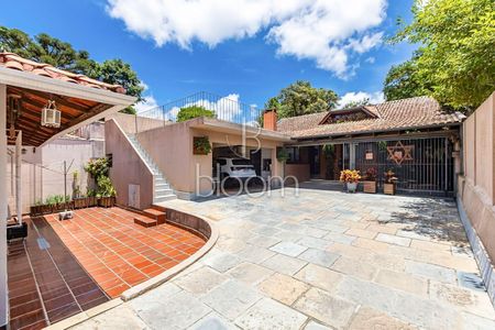 23_photo/94dce3e60f.41d999924f8b3a2a-ATLAS-ee1d68e9-9167-49c1-9f76-3b94afda8559.jpg de casa à venda com 6 quartos, 242m² em Bigorrilho, Curitiba