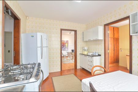 8_photo/94dce3ec9f.ead0744c2329e0c8-ATLAS-905262e9-2f41-4272-9f5d-c886fec5a822.jpg de casa à venda com 6 quartos, 210m² em Bigorrilho, Curitiba