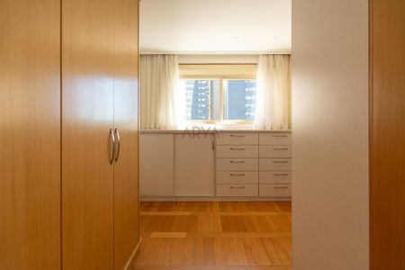 5_photo/94dce3f175.a0db3ef5bbbfe33d-ATLAS-4a0438e4-4766-4b75-8864-d981d14bbcb4.jpg de apartamento à venda com 3 quartos, 233m² em Mercês, Curitiba