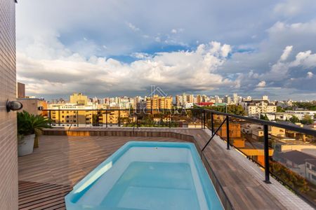 4_photo/94dce3f2e7.202c3c35228986fc-ATLAS-f7eb67c7-d6f0-4e46-8ee6-b9c018bb3f8e.jpg de apartamento à venda com 3 quartos, 250m² em Centro, Curitiba