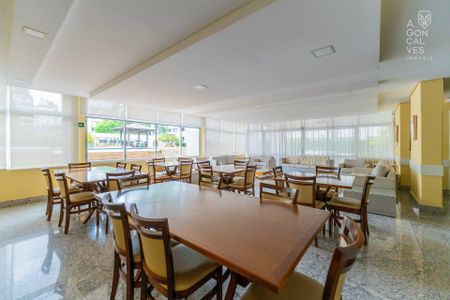 32_photo/94dce3f355.97da5f8a5fd4163d-ATLAS-c54c2008-e3f7-43e6-8e12-59d7f032d7ea.jpg de apartamento à venda com 3 quartos, 274m² em Centro, Curitiba