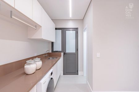 15_photo/94dce3f597.a09984f9c449dce3-ATLAS-b04321e3-2b29-49a6-a8a8-e49279cf52c3.jpg de apartamento à venda com 3 quartos, 174m² em Centro, Curitiba