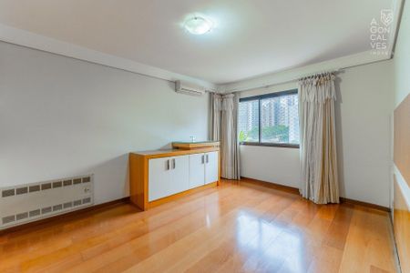 16_photo/94dce3f745.12a2b0476dbbf66e-ATLAS-a94cf4b4-7623-47fd-b226-db8fb7f5bad2.jpg de apartamento à venda com 3 quartos, 156m² em Centro, Curitiba