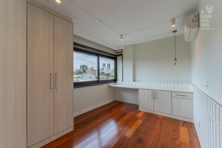 17_photo/94dce3f745.b54980f3c2d2bec8-ATLAS-3909dcdf-ffe9-487a-aee0-1e8ea29a5196.jpg de apartamento à venda com 3 quartos, 156m² em Centro, Curitiba